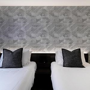 Kleines Zimmer mit zwei Einzelbetten